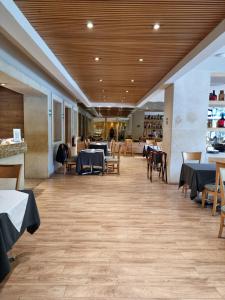 a dining room with tables and chairs and a unintention at Hotel Stella Maris in Mexico City