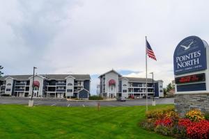 トラバースシティにあるPointes North 108- Grand Traverse Bay-Traverse Cityのホテル付き駐車場前の看板