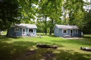 a blue house in a yard with a picnic table at Brookhaven 5 in Maple City