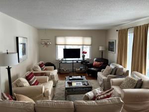 ein Wohnzimmer mit Sofas und einem Flachbildfernseher in der Unterkunft Suttons Bay Sunshine in Suttons Bay