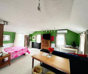 TV a/nebo společenská místnost v ubytování Sweet Cherry "Coral Shutter"