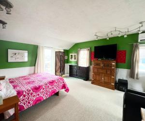 Postel nebo postele na pokoji v ubytování Sweet Cherry "Coral Shutter"