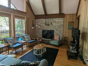 a living room filled with furniture and a fireplace at Orchard Oaks Cottage in Glen Arbor