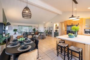Dapur atau dapur kecil di NEW! Luxury San Diego Home w/HOT TUB! VIEWS!