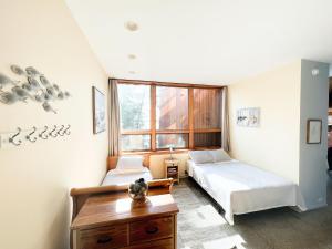 a bedroom with two beds and a window at Northern Comfort 2--Long Lake-Traverse City in Traverse City