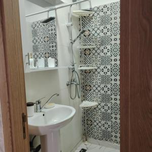 a bathroom with a sink and a shower at Élégance familiale à Skhirate près de la plage et la ville in Skhirat