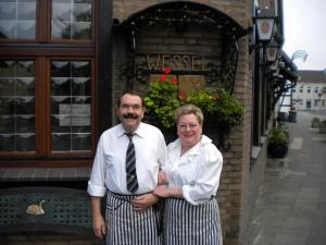 Ein Mann und eine Frau stehen vor einem Gebäude in der Unterkunft Haus Wessel in Köln