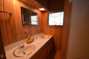 Ένα μπάνιο στο Wild Refuge Lodge +47 φωτογραφίες