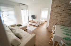 a living room with a couch and a table at APARTAMENTO SAN MIGUEL N.2 in Jarandilla de la Vera