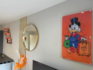 una pared con una pintura de un ratón de dibujo animado con una bolsa en Hermès Suite- By One Leeds Road, en Bradford 2 fotos más