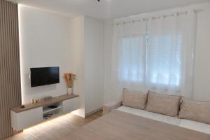 TV a/nebo společenská místnost v ubytování Andjela Apartments