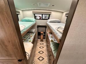 Postel nebo postele na pokoji v ubytování Camper RV in River Ranch