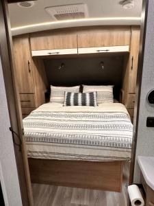 Postel nebo postele na pokoji v ubytování Camper RV in River Ranch