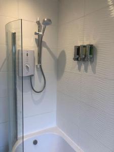 eine Dusche im Bad mit einer Duschkabine aus Glas in der Unterkunft Modern and comfortable stay in Morecambe in Morecambe