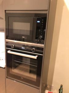 eine Mikrowelle in der Küche in der Unterkunft Modern and comfortable stay in Morecambe in Morecambe + 39 Fotos