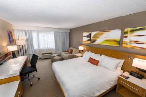 Postel nebo postele na pokoji v ubytování Delta Hotels by Marriott Utica