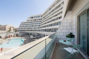 Luxury Apartments And Studios At Sea Side By Rently内部或周边的泳池