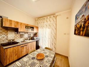 eine kleine Küche mit einem Tisch in einem Zimmer in der Unterkunft Efebo Apartment in Castelvetrano Selinunte