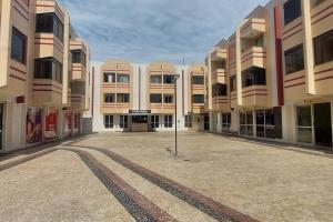 un aparcamiento vacío en un edificio grande en Nossa Kitnet no Sudoeste 10 minutos da Esplanada, en Brasilia