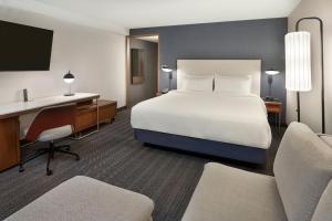 Postel nebo postele na pokoji v ubytování Courtyard by Marriott Toronto Markham