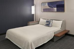 Postel nebo postele na pokoji v ubytování Courtyard by Marriott Toronto Markham
