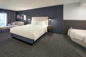 Postel nebo postele na pokoji v ubytování Courtyard by Marriott Toronto Markham