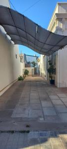 auvent sur un trottoir vide dans un bâtiment dans l'établissement Departamento Alta Gracia, à Alta Gracia