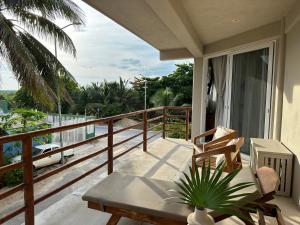 Balkón nebo terasa v ubytování Noah Beach Hotel & Suites