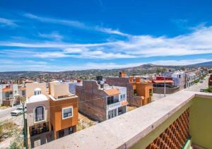 サンミゲル・デ・アジェンデにあるCasa Eugenia, tu hogar en San Miguel de Allendeの屋根から市街の景色を望む