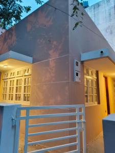 una rappresentazione di una casa con un muro di HomeStayz Crown a Bangalore