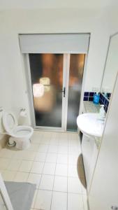 une salle de bain avec toilettes et lavabo dans l'établissement HILLTOP CBD SUITES, à Brisbane