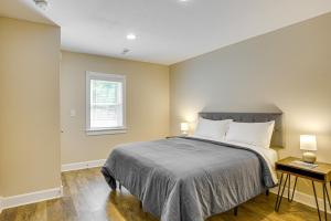 Ένα ή περισσότερα κρεβάτια σε δωμάτιο στο Walk Downtown Historic Home in Excelsior Springs