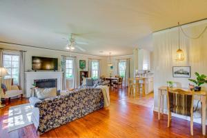 un soggiorno con un divano e un tavolo di Home Less Than 2 Mi to McGee Beach and Cole Park! a Corpus Christi