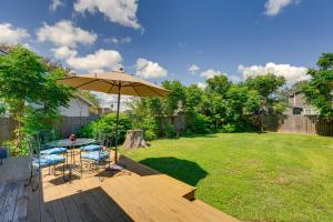 un patio con ombrellone, tavolo e sedie di Home Less Than 2 Mi to McGee Beach and Cole Park! a Corpus Christi