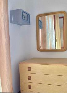 a mirror on top of a dresser next to a dresser at InternoUno in Diamante