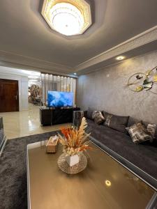 a living room with a couch and a table at Appartement Moderne à El Qods in Oujda
