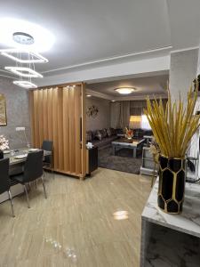 a living room with a table and a dining room at Appartement Moderne à El Qods in Oujda