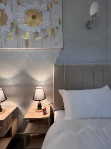 a bedroom with a bed and a table with a lamp at Appartement Moderne à El Qods in Oujda