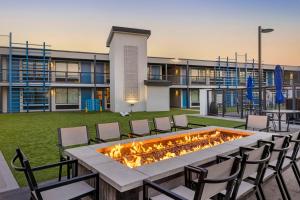 a fire pit in the middle of a yard with chairs at Aiden by Best Western South Reno in Reno