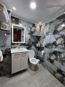 a bathroom with a toilet and a sink at Appartement Moderne à El Qods in Oujda +75 photos