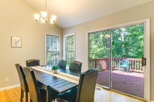 Photo de la galerie de l'établissement Park Village Home with Pond 6 Mi to Downtown Cary, à Cary