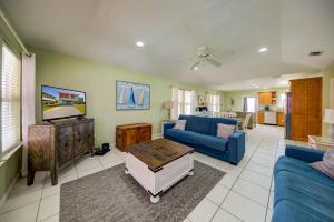 Televisyen dan/atau pusat hiburan di Sandy Feet Retreat by Vacation Homes Collection