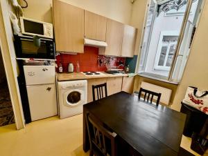 a kitchen with a table and a stove top oven at Sublime T4 en hyper centre avec 3 chambres in Grenoble +11 photos