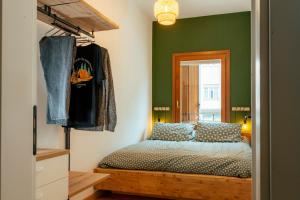 una camera da letto con un letto e una parete verde di Treviso City Center BnB - Comodo per Stazione e Centro Città a Treviso