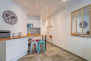 Una cocina o cocineta en Le Cocon Coloré 3 fotos más