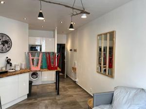 Una cocina o cocineta en Le Cocon Coloré