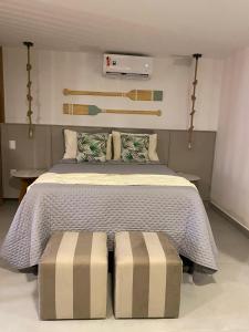 een slaapkamer met een groot bed met 2 poeven, sidx sidx sidx sidx bij sol flat cabo branco 50 metros do mar in João Pessoa