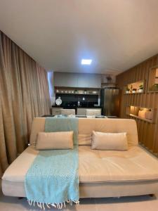 een kamer met een bed met twee kussens erop bij sol flat cabo branco 50 metros do mar in João Pessoa +4 foto's