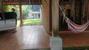 a hammock hanging from a door of a house at Casa Helena Barequeçaba in São Sebastião