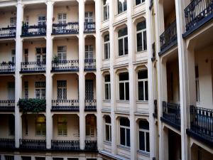 fachada de un edificio de apartamentos con balcones en Gabriel Apartment, en Budapest